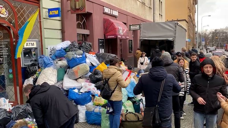 Lidé přinesli do obchůdku v centru Prahy 10 tun pomoci